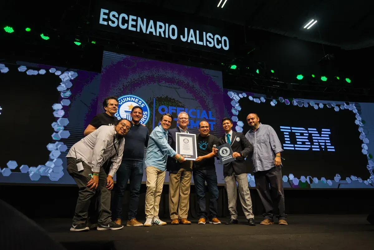 Entrega del certificado oficial de Guinness World Records en el escenario de Talent Land