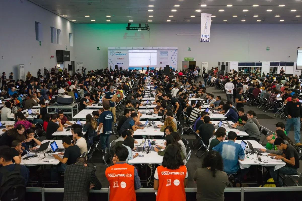 Miles de participantes en mesas durante un intento de récord mundial en Talent Land