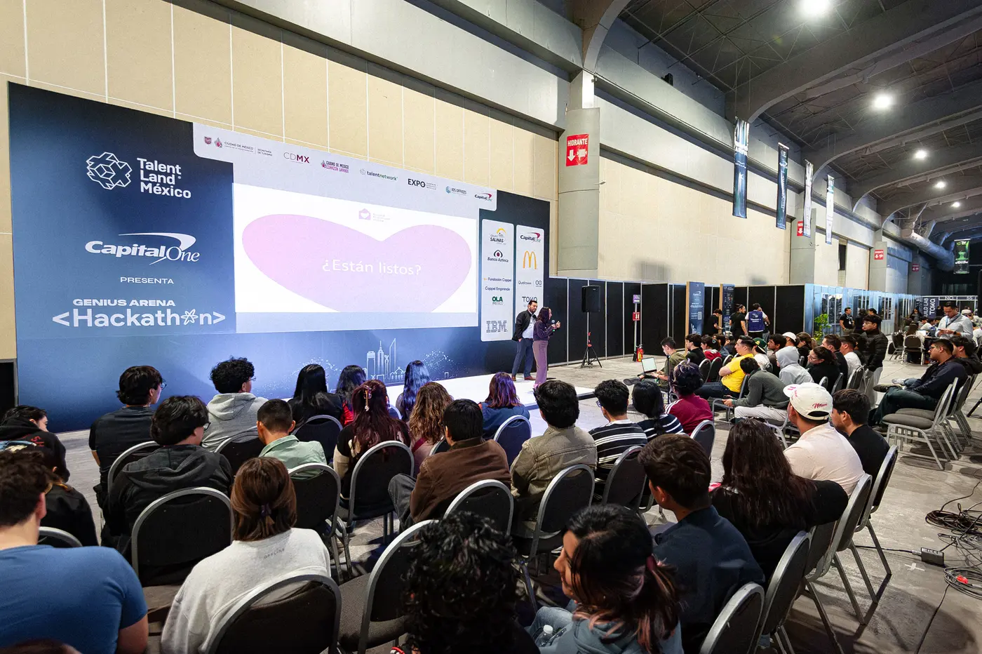 Escenario de Genius Arena durante el Hackathon de Talent Land México 2026