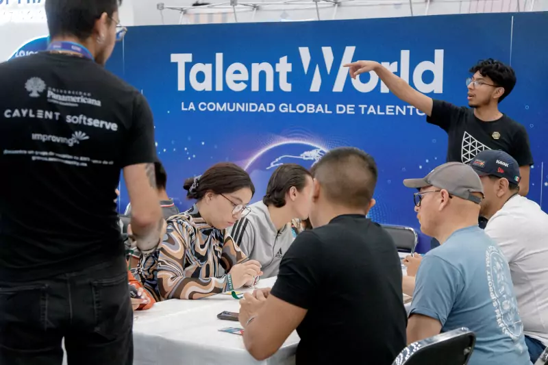 Ilustración de personas siguiendo una ruta de éxito