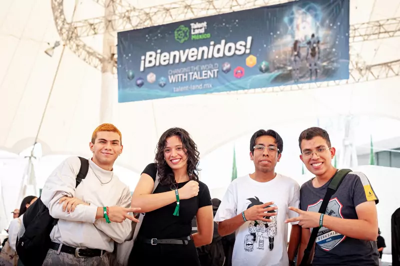 Personas conectando en un evento